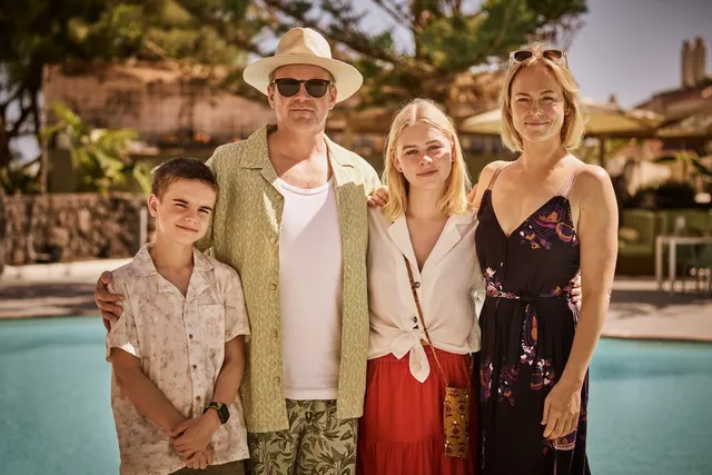 The plot follows a family on a holiday to La Palma, where their idyllic Christmas is interrupted by ominous volcanic activity.