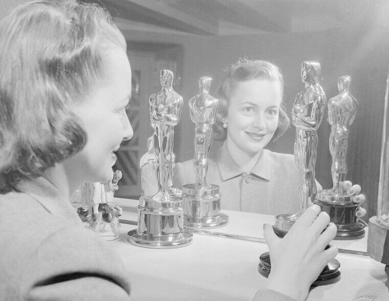 In 1947, Olivia De Havilland Publicly Snubbed Her Sister Joan After Winning Her First Oscar
