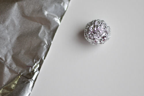 Clean Glass Baking Dishes By Using a Ball of Aluminum Foil