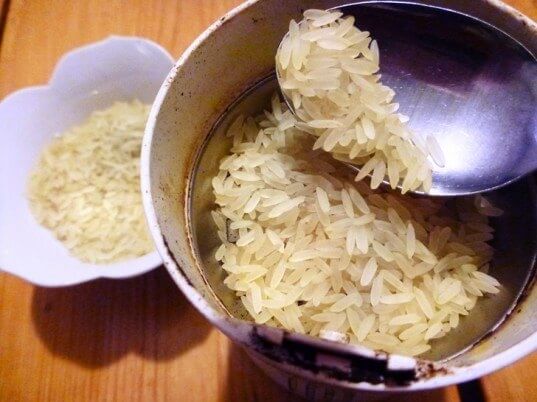 Make Your Coffee Grinder Smell Free With Uncooked Rice