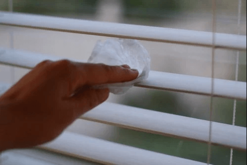 Clean Your Blinds With Water And White Vinegar