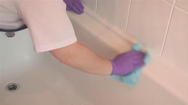 Clean Your Tub With Baking Soda And Liquid Soap