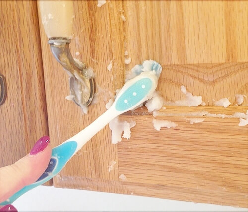 Use Baking Soda And Vegetable Oil To Cabinet Doors