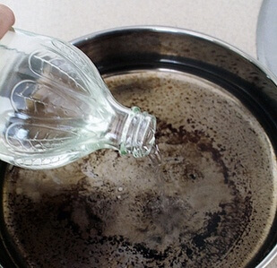 Clean Your Burned Pan With Vinegar