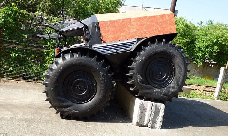 Giant Wheels on the Move: A Head-Turning Truck
