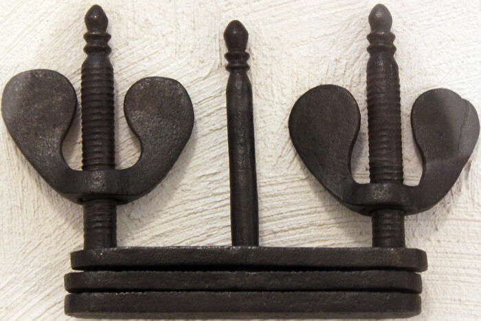Iron medieval t*****e device with screws and clamps, used as a shocking t*****e method from medieval history.
