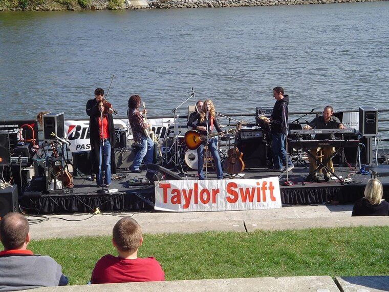 Taylor Swift Taught Herself How to Play Guitar